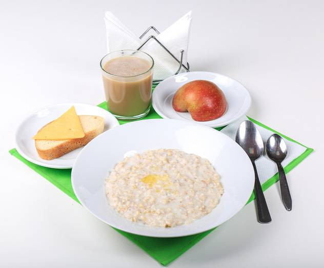 Бесплатные горячие завтраки учащимся из многодетных семей 1-9-х классов.